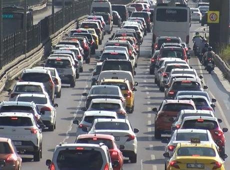 İstanbul'da Pazartesi Trafiği Neden Kilitlendi?