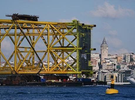 İstanbul Boğazı'nda 350 Metrelik Dev Sondaj Platformu Geçiş Yaptı