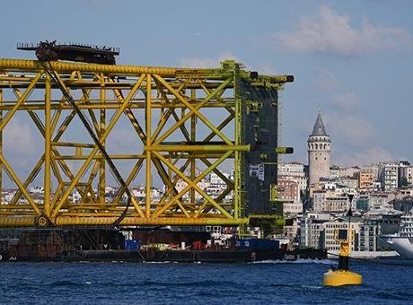 İstanbul Boğazı'nda 350 Metrelik Dev Sondaj Platformu Geçiş Yaptı