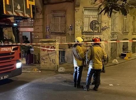Beyoğlu'nda 5 Katlı Binada Şok Çökme: Tahliye ve Mühürleme Süreci