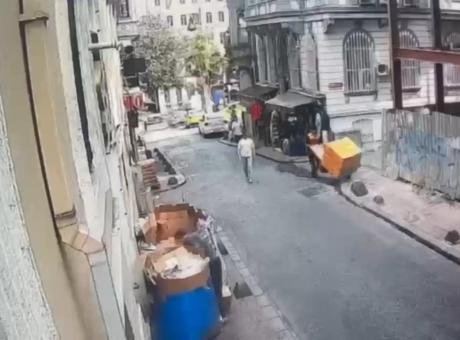 Beyoğlu'nda Kargo Paketi Hırsızlığı: 68 Yaşındaki Şahıs Yakalandı