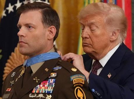 Trump'ın Törenindeki Şaşırtıcı Anlar: Madalya Krizi!