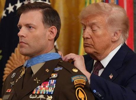 Trump'ın Törenindeki Şaşırtıcı Anlar: Madalya Krizi!