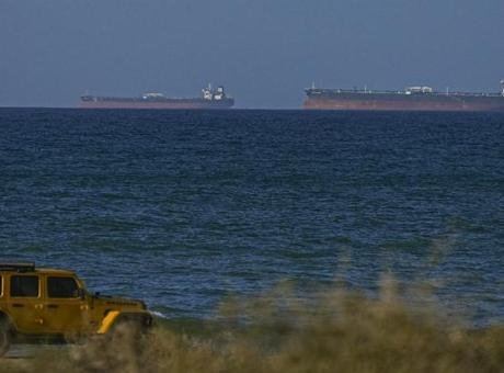 Hürmüz Boğazı'nda Kargo Gemisine Saldırı: İlk Detaylar