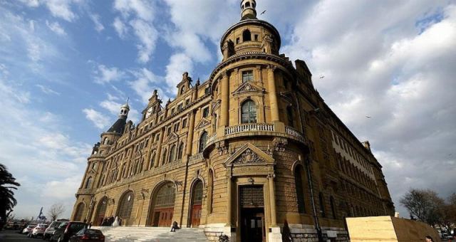 Haydarpaşa Garı'nda Restorasyon Skandalı: Kırık Balkon Görüntüleri