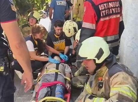 Kadıköy'de Yıkım Sırasında Bina Çöktü: İşçiler Kurtarıldı
