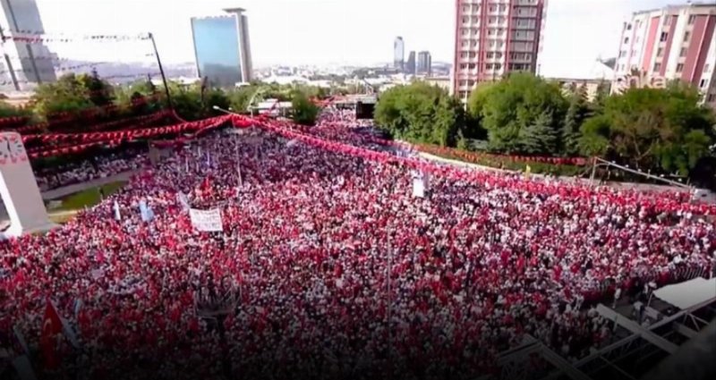İYİ Parti'nin Bayrak Mitinginde Dervişoğlu'ndan Sert Mesajlar