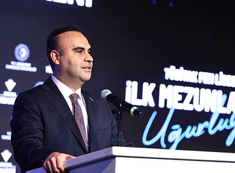 {"title": "Bakan Kacır, Mezunları Gururla Uğurladı: Geleceğimiz Sizlersiniz", "content": "TÜBİTAK Gebze Yerleşkesi'nde düzenlenen mezuniyet töreninde, Sanayi ve Teknoloji Bakanı Mehmet Fatih Kacır, TÜBİTAK Fen Lisesi'nin ilk mezunlarına diplomalarını takdim etti. Tören, mezun öğrencilerin gerçekleştirdiği yürüyüşle başladı. Öğrencilerin ulusal ve uluslararası bilim olimpiyatlarındaki başarıları, davetliler tarafından büyük bir coşkuyla karşılandı.\n\n## Mezuniyet Coşkusu\nTörenin başlangıcında, 
