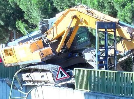 İstanbul'da Devrilen Kepçe Trafiği Kilitledi: Korkulu Anlar