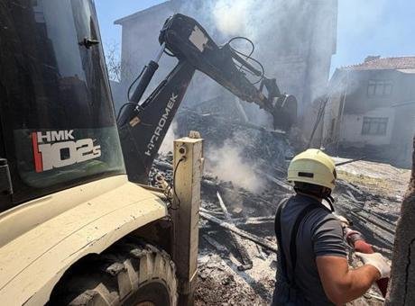 Kütahya'da Avluda Yangın: 3 Ev ve 2 Araç Kül Oldu