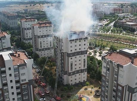 Küçükçekmece'de çatıda yangın: Ekipler seferber oldu