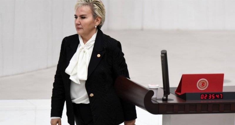 Nimet Özdemir'in AKP'ye Katılımı: Alaycı Yorumlar Yeniden Gündemde