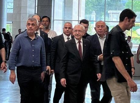 Kılıçdaroğlu, Gözaltındaki Komedyen Göktaş'a Destek İçin Adliyede