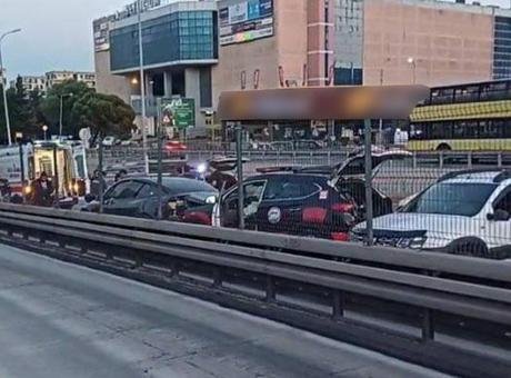 Beylikdüzü'nde Zincirleme Kaza: Bir Yaralı Hastaneye Kaldırıldı