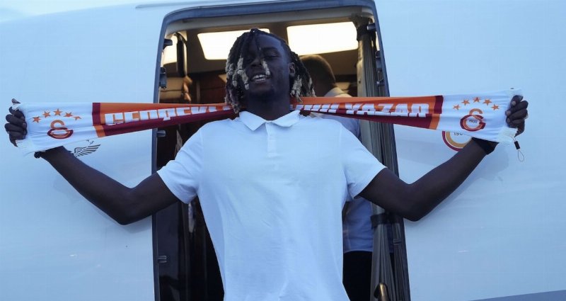 Galatasaray, Okan Buruk İçin Aradığı Orta Saha Yıldızını Buldu