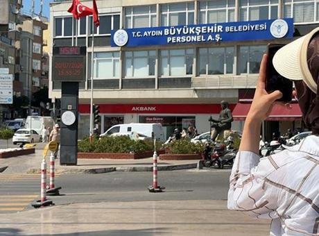 Efeler'de Sıcaklık 5 Dakikada 3 Derece Arttı, Sokaklar Boşaldı