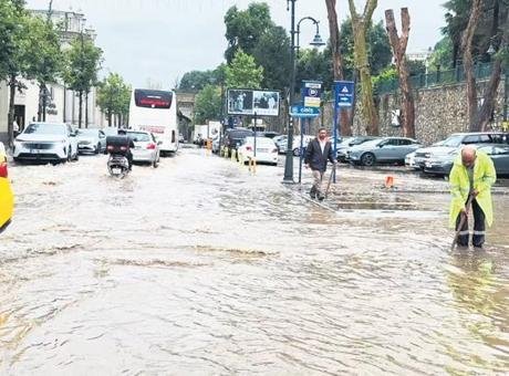 İstanbul'da Sağanak Yağış: Vatandaşlar Zorlu Anlar Yaşadı