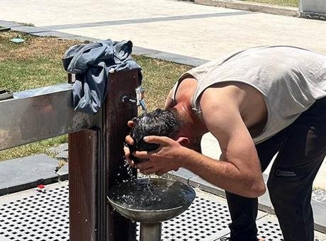 Şanlıurfa ve Adana'da Kavurucu Sıcak Hava Hayatı Olumsuz Etkiliyor