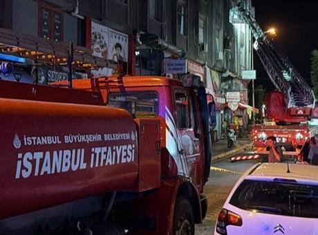 Küçükçekmece'de Yangın: 4 İş Yerinde Büyük Hasar Meydana Geldi