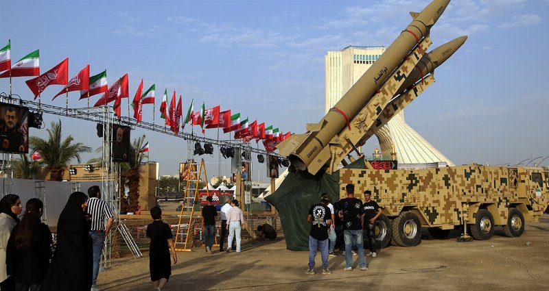 İran'da Gösteri: Balistik Füzeler Azadi Meydanı'nda Sergilendi
