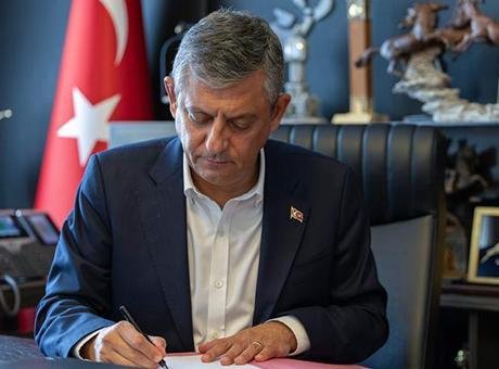 Özgür Özel YENİ Parti'nin Genel Başkanı Oldu: İlk Toplantı Detayları