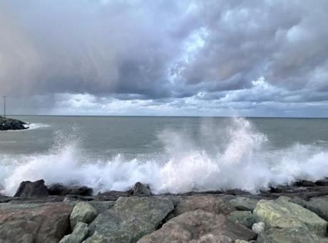 Karadeniz'de Denize Girmek Yasak: Hava Koşulları Tehlikeli!