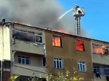 Avcılar'daki Yangın: Çatı Çalışması Faciası Dairelere Sıçradı
