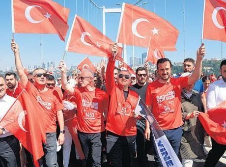15 Temmuz'da Şehitler Anıldı: Kalabalık Yürüyüş ve Törenler