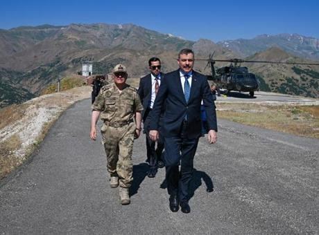 Bakan Çiftçi Hakkari'de Stratejik Üs Bölgesini İnceledi