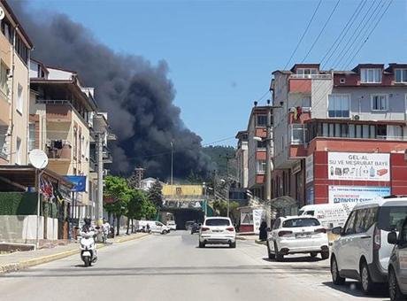 Kocaeli'de Ambalaj Fabrikasında Yangın: Gökyüzünü Siyah Duman Kapladı