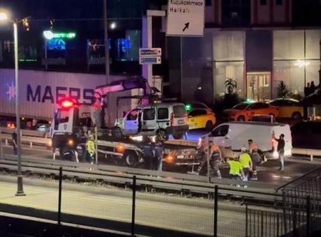 Küçükçekmece'de Trafik Kazası: 2 Yaralı, Trafik Kilitlendi