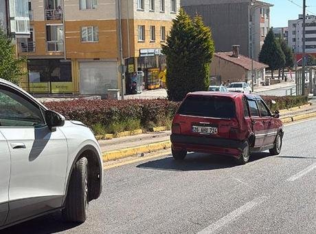 Tepebaşı'nda Kaza: Sürücü Kaçtı, Maddi Hasar Yüksek