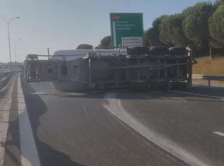 Büyükçekmece'de Beton Tankeri Devrildi: Trafik Durma Noktasına Geldi