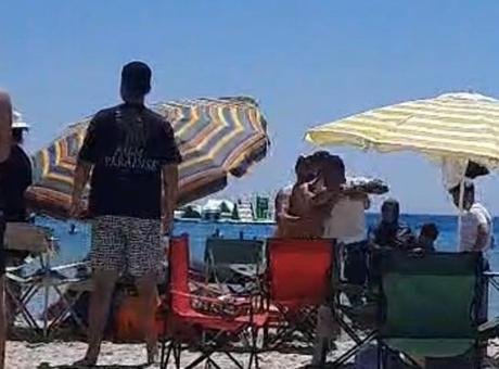 Çeşme Plajı'nda Şemsiye Tartışması: Kavga Anları Kamerada!