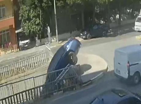 Pendik'te Otomobil Dereye Uçtu: O Anlar Kamerada