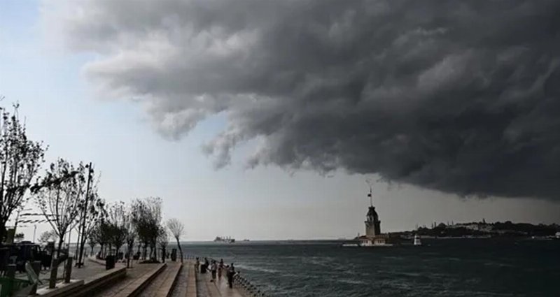 İstanbul'da Fırtına: Şiddeti Artıyor, Hayatı Olumsuz Etkiliyor