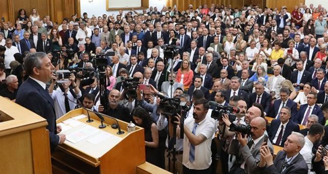 Özgür Özel, Yeni Partisini Duyurdu: Yeniden Doğuşun Eşiğinde