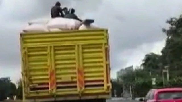 Bağcılar'da Kamyon Kasasında Tehlikeli Yolculuk Yapıldı