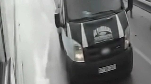 Kamyonet Virajda Kontrolden Çıktı, Bariyerlere Çarptı