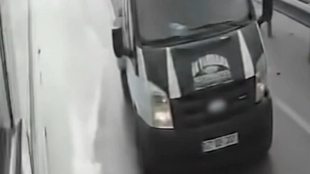 Kamyonet Virajda Kontrolden Çıktı, Bariyerlere Çarptı