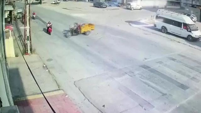 Yüreğir'de Çocuklarını Okula Götüren Anneye Çarpıldı