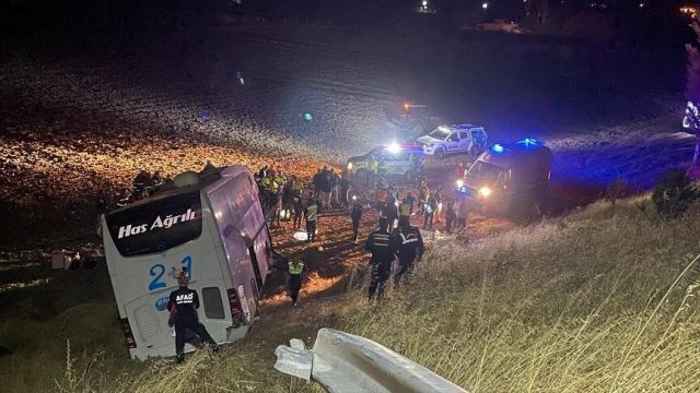 Amasya'da yolcu otobüsü tarlaya girerek 24 kişiyi yaraladı