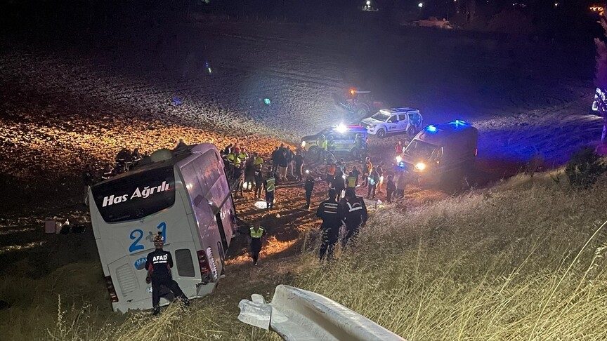 Amasya'da yolcu otobüsü tarlaya girerek 24 kişiyi yaraladı