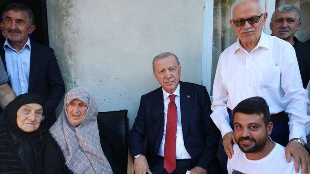 Cumhurbaşkanı Erdoğan, Rize'de komşularıyla bir araya geldi