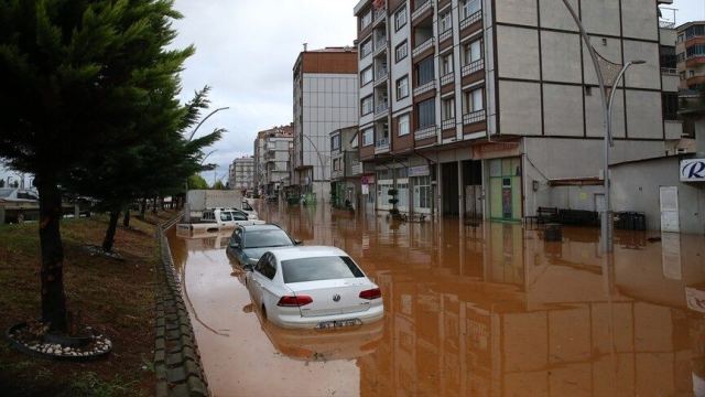 Rize'de Sağanak Yağış Su Baskınları ve Heyelanlara Neden Oldu