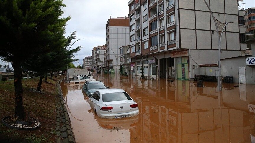 Rize'de Sağanak Yağış Su Baskınları ve Heyelanlara Neden Oldu