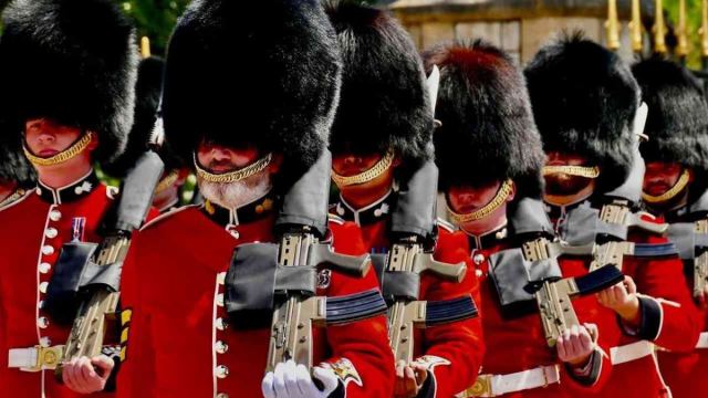 Buckingham Sarayı'nın Ayı Kürkü Şapkaları Değişebilir