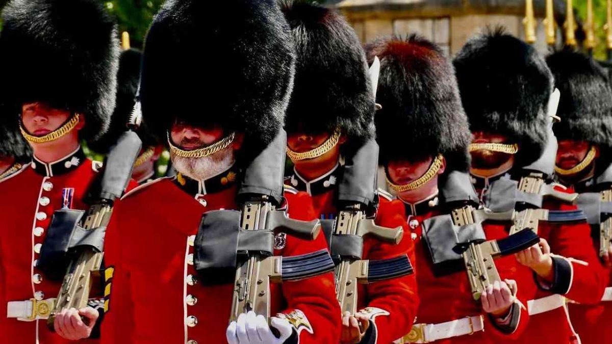 Buckingham Sarayı'nın Ayı Kürkü Şapkaları Değişebilir