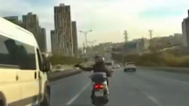 Büyükçekmece'de Servis Şoförü Trafik Güvenliğini Tehlikeye Attı