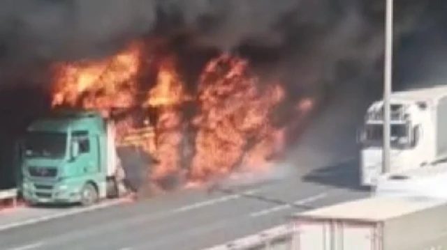Esenyurt'ta TIR Yangını TEM Otoyolu'nu Kapladı